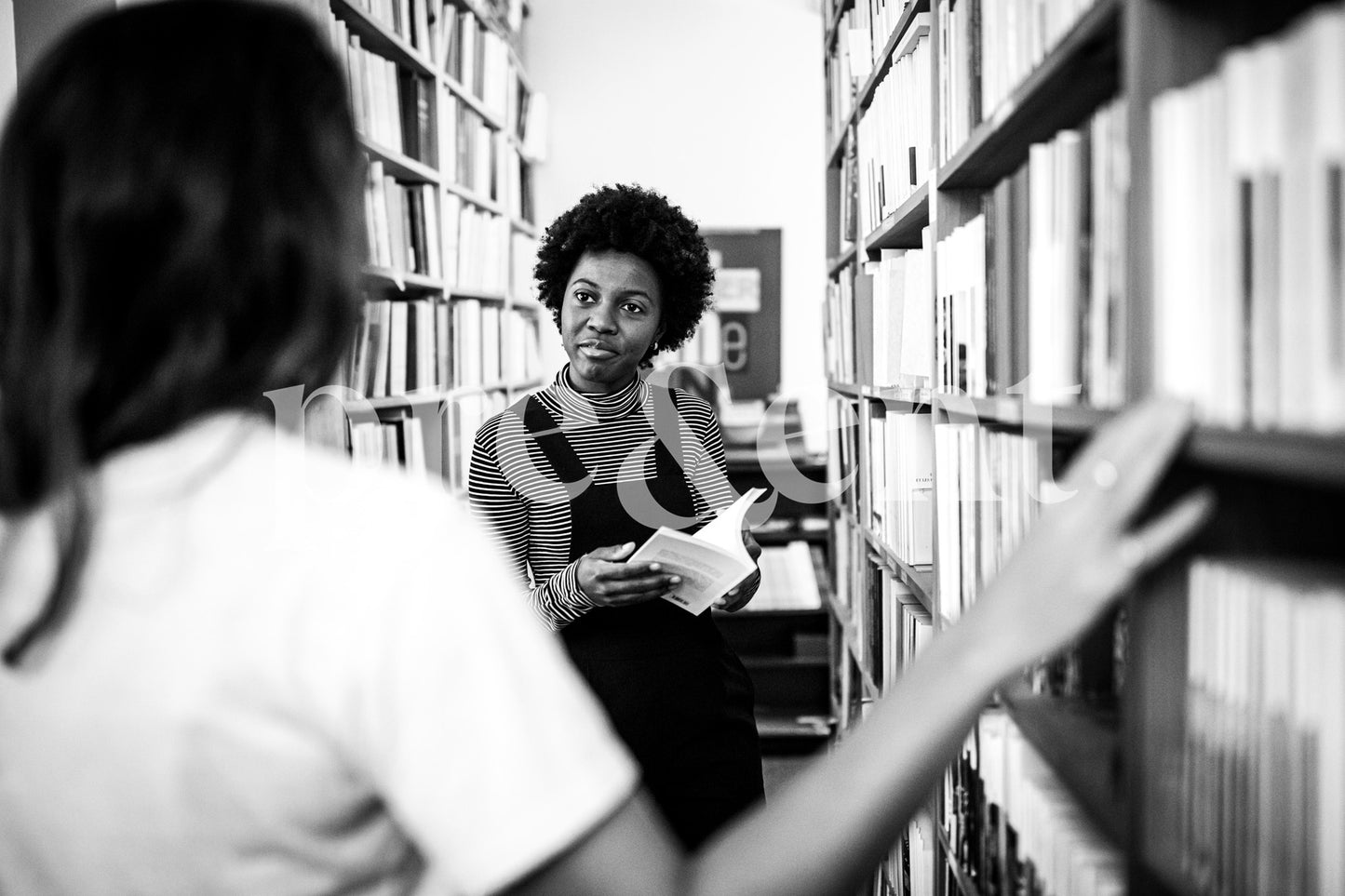 Conversation dans une bibliothèque