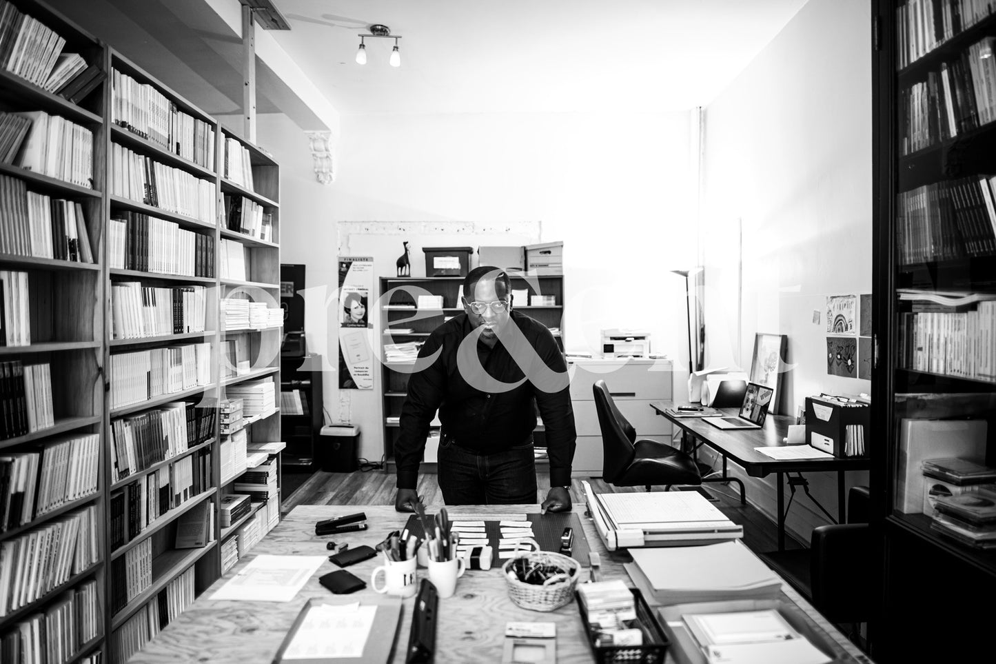 Personne confiante à son bureau