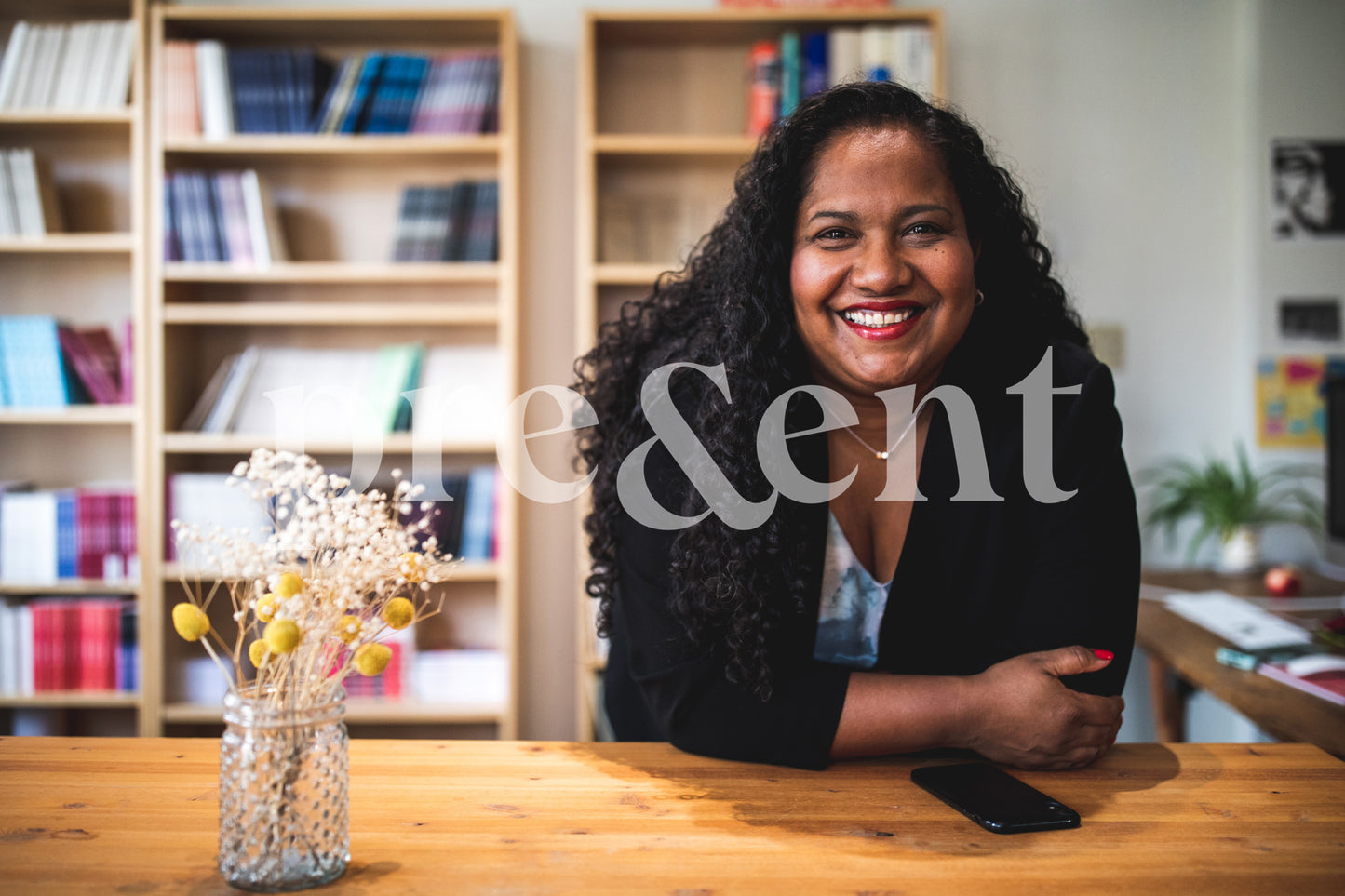 Personne souriante et confiante dans un bureau