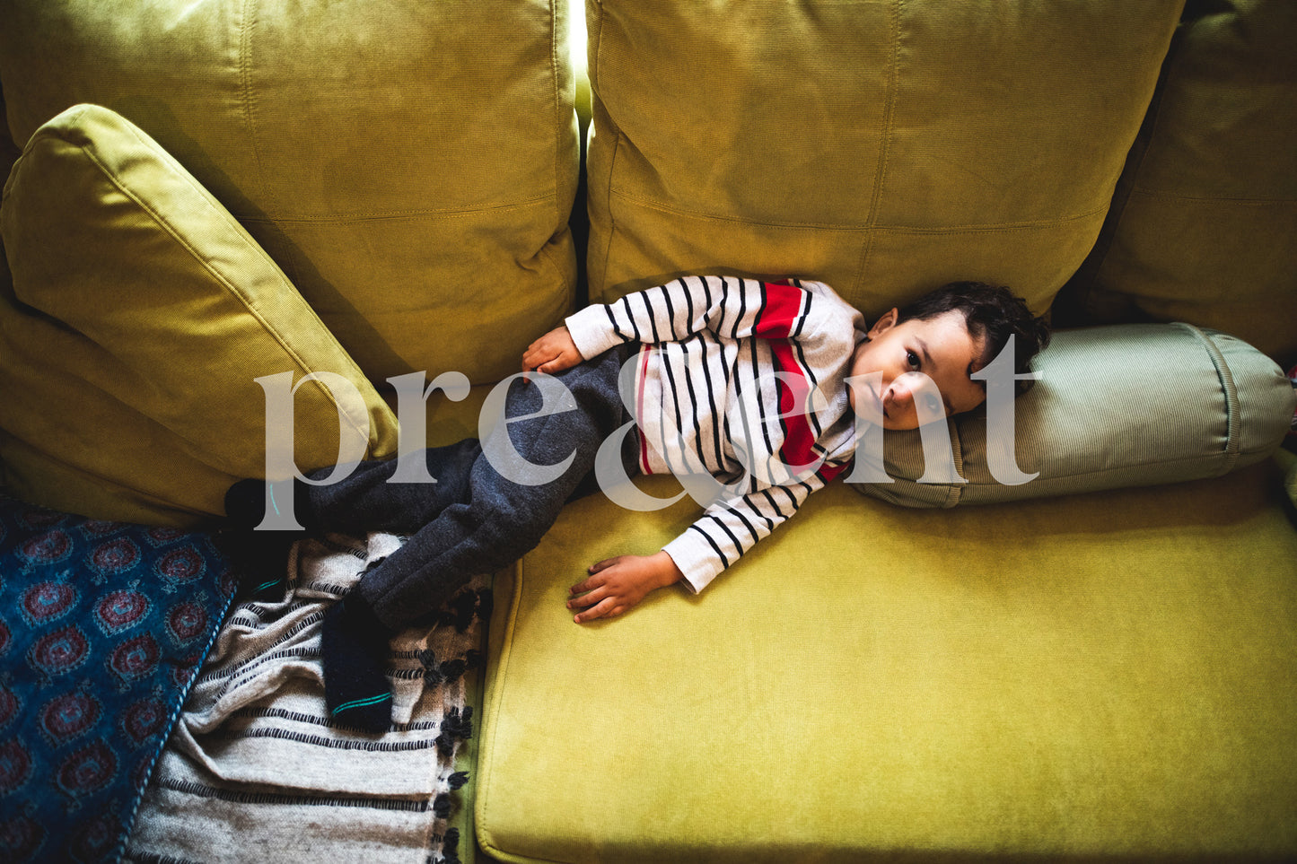 Enfant jouant dans un canapé