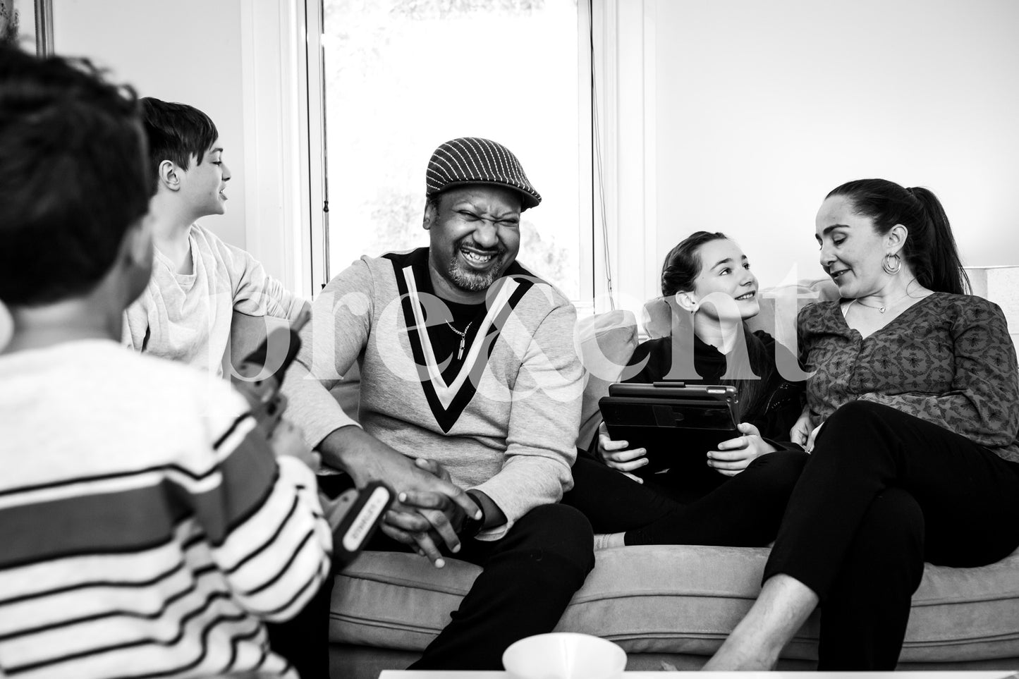 Famille s'amusant ensemble dans le salon