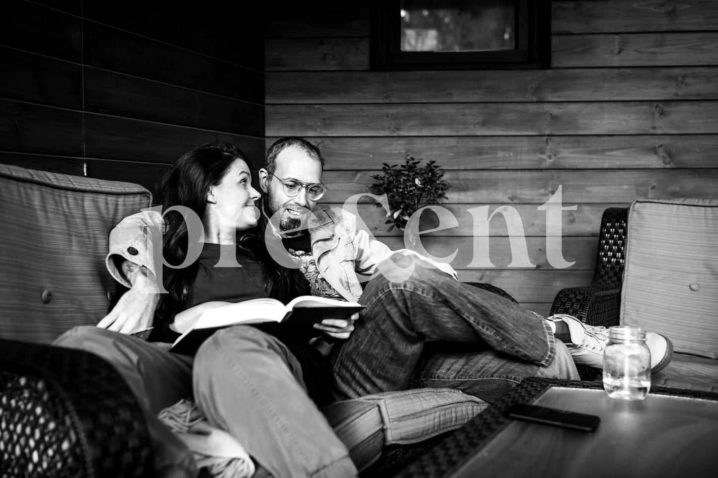 Couple complice sur un balcon