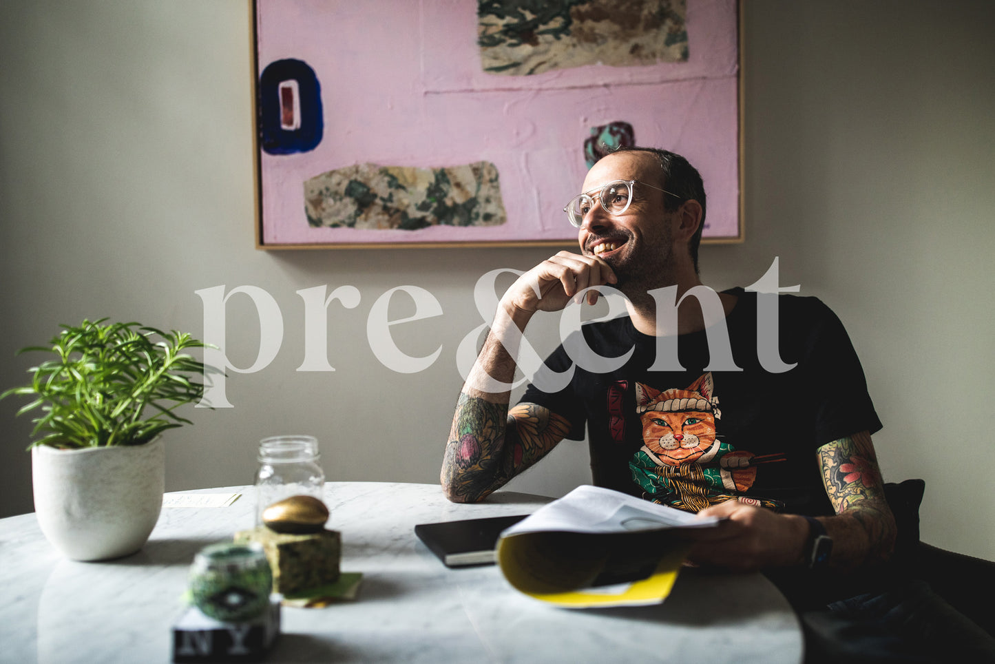 Portrait d'une personne souriante assise à une table