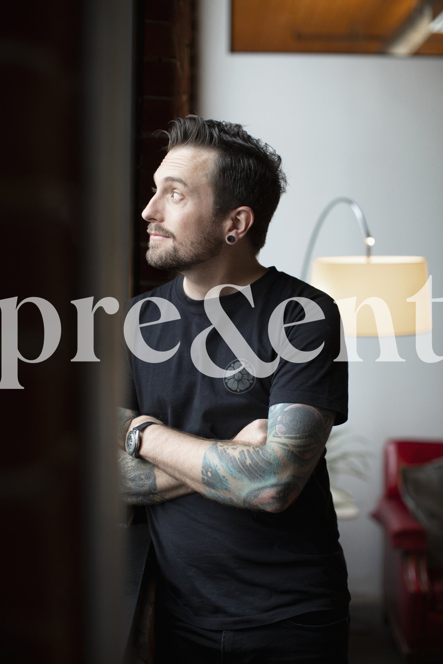 Personne tatouée regardant par la fenêtre avec curiosité