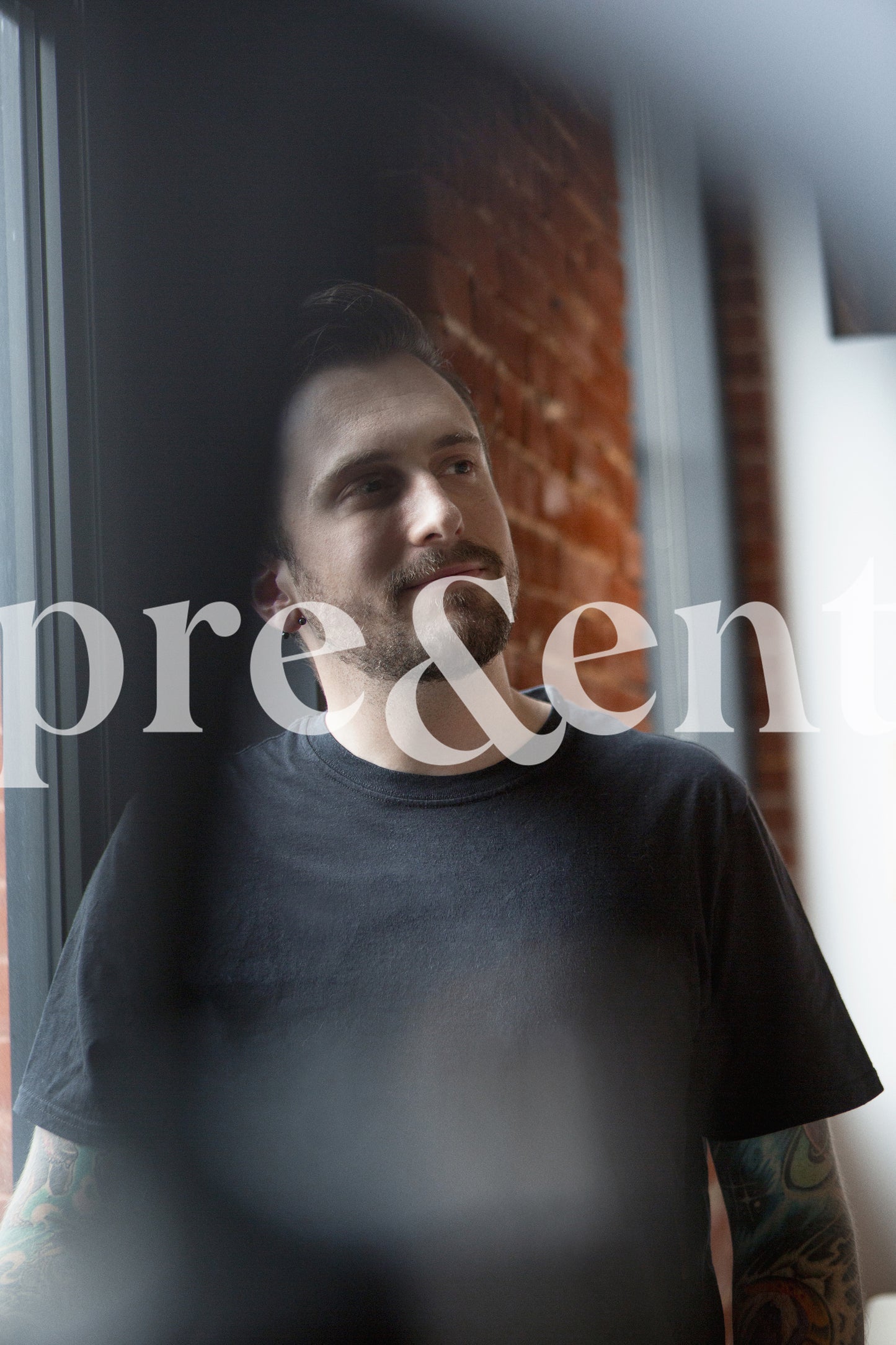 Portait d'une personne tatouée, l'air confiant