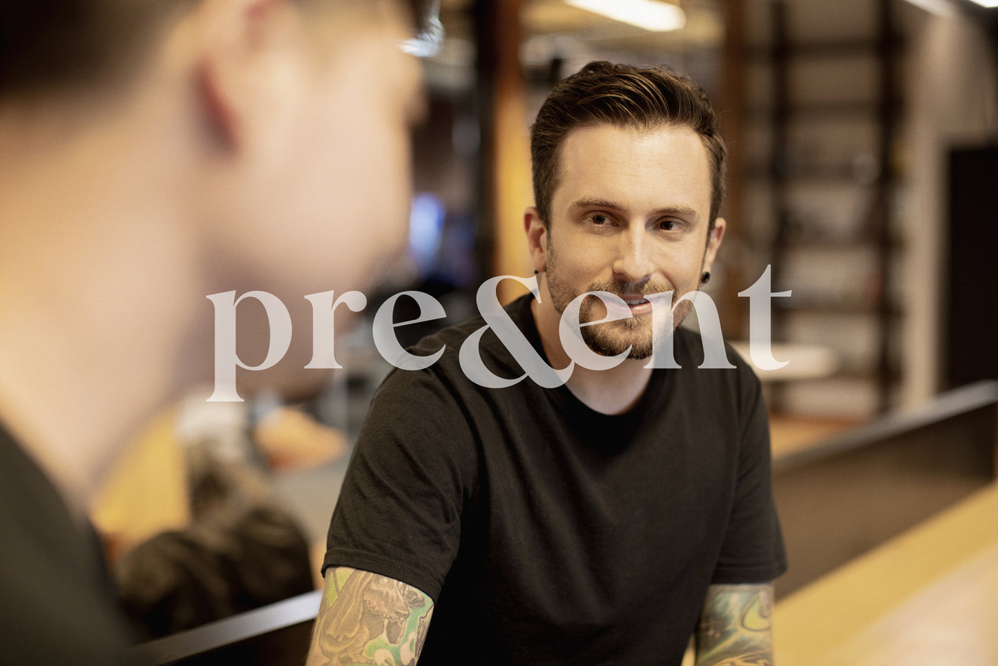 Conversation amicale entre collègues