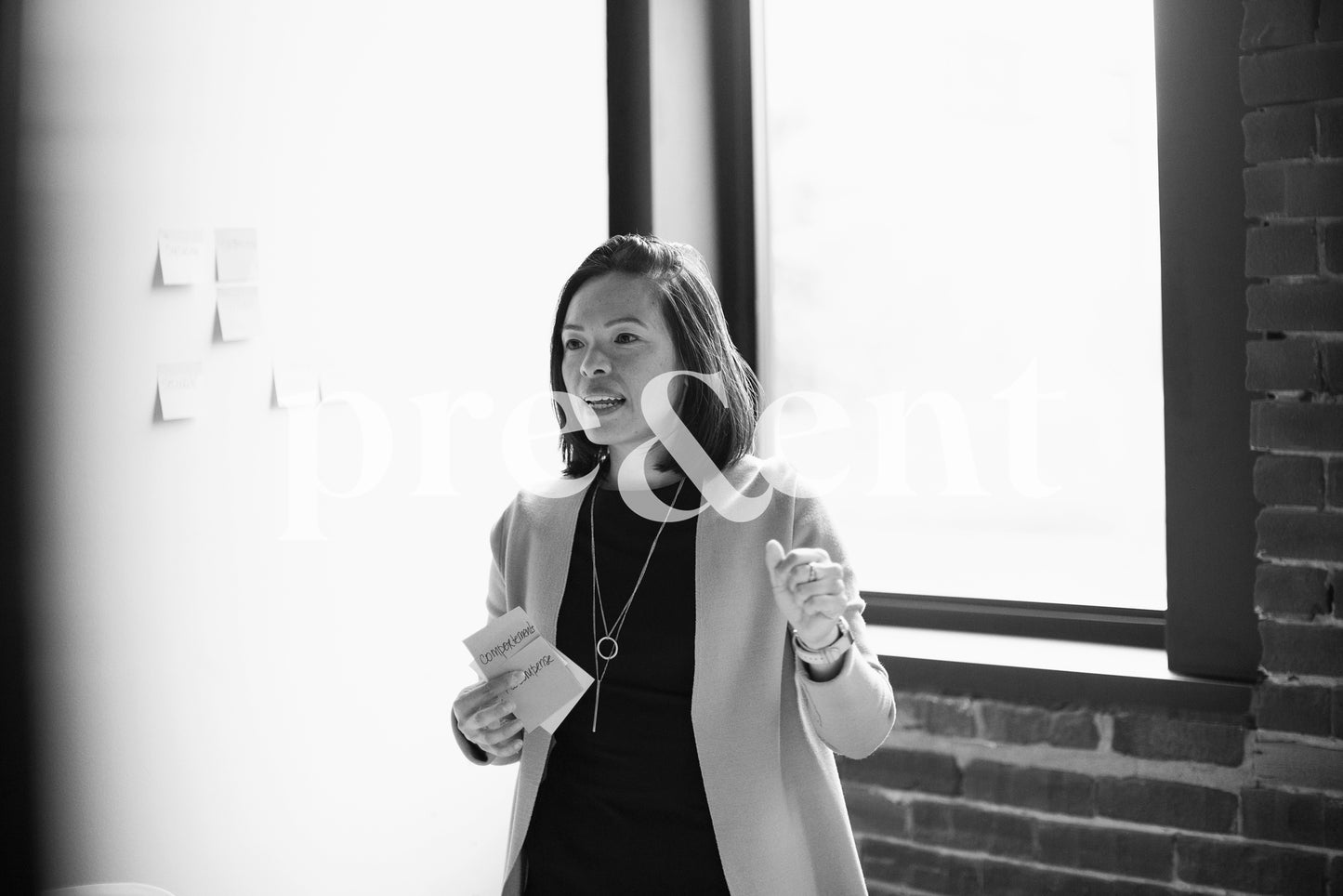 Personne en session de brainstorm au travail