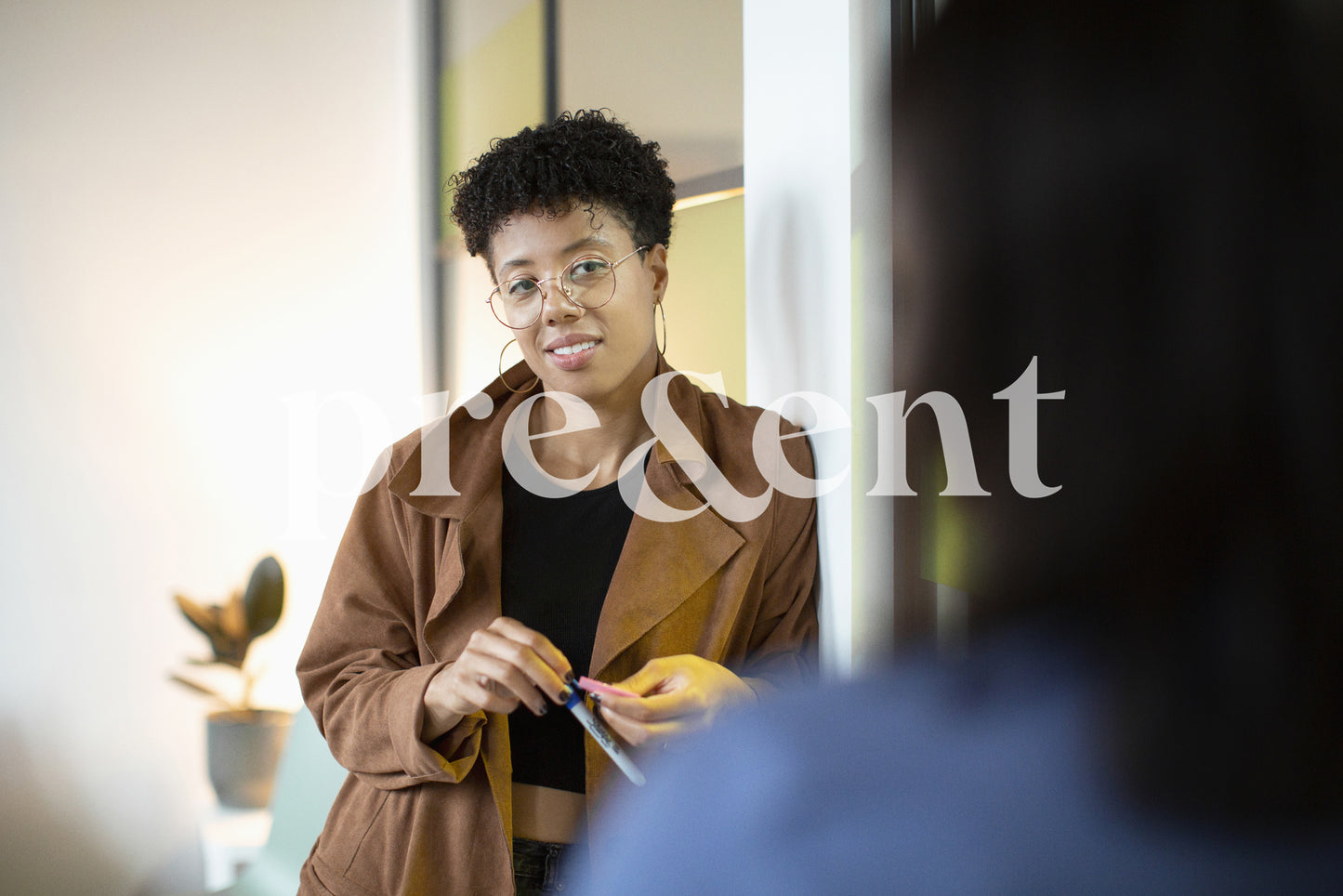 Une personne qui écoute en s'appuyant contre un mur