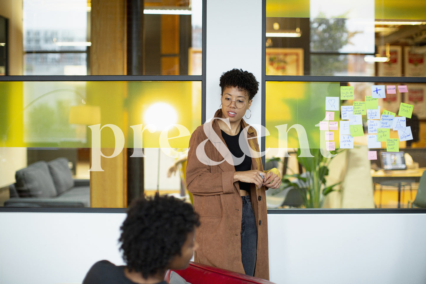 Collègues en pleine discussion