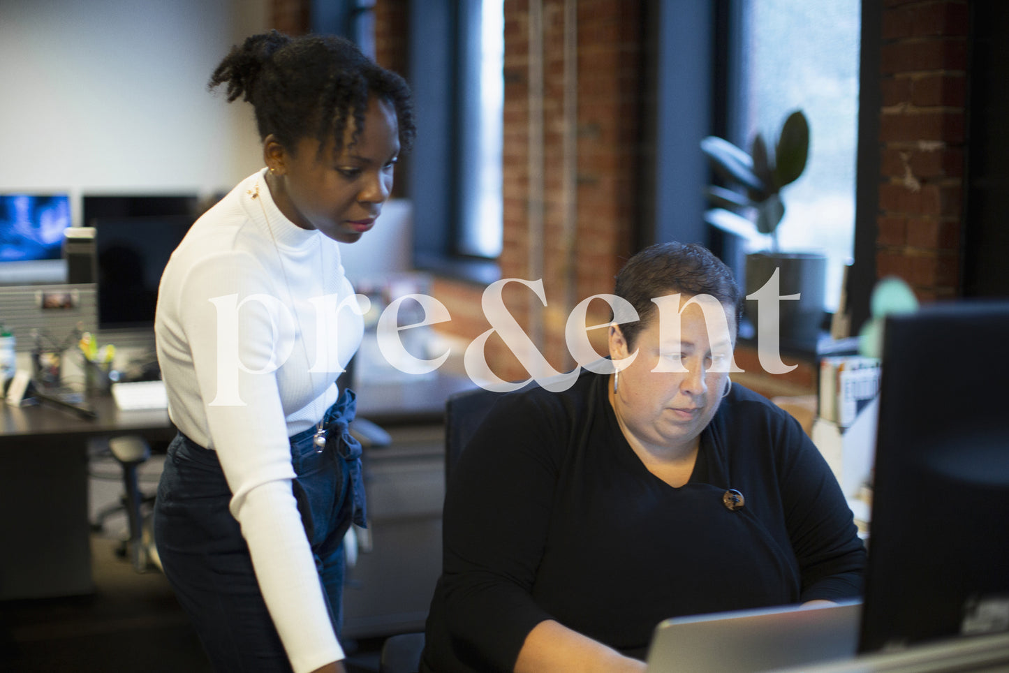 Collègues travaillant à l'ordinateur
