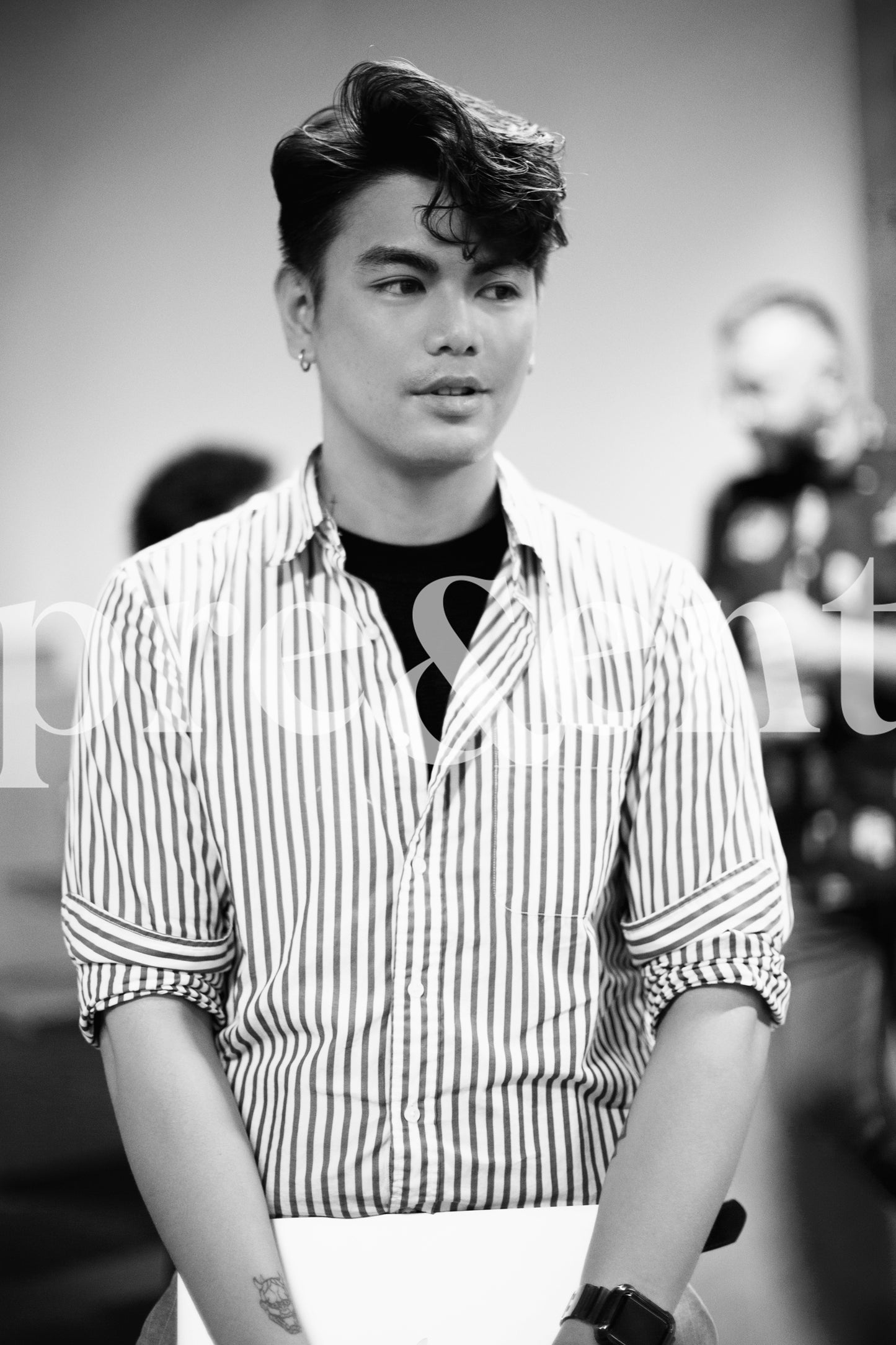 Personne tenant un ordinateur portable