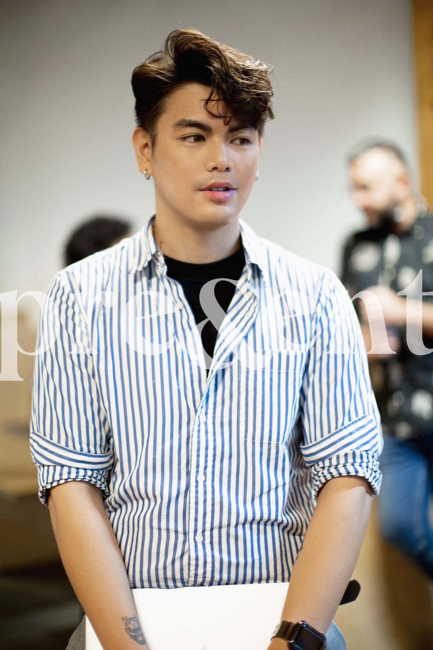 Personne tenant un ordinateur portable