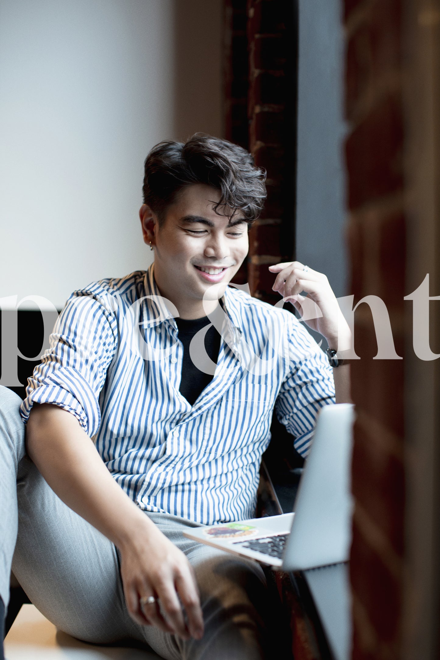 Personne souriante près de la fenêtre