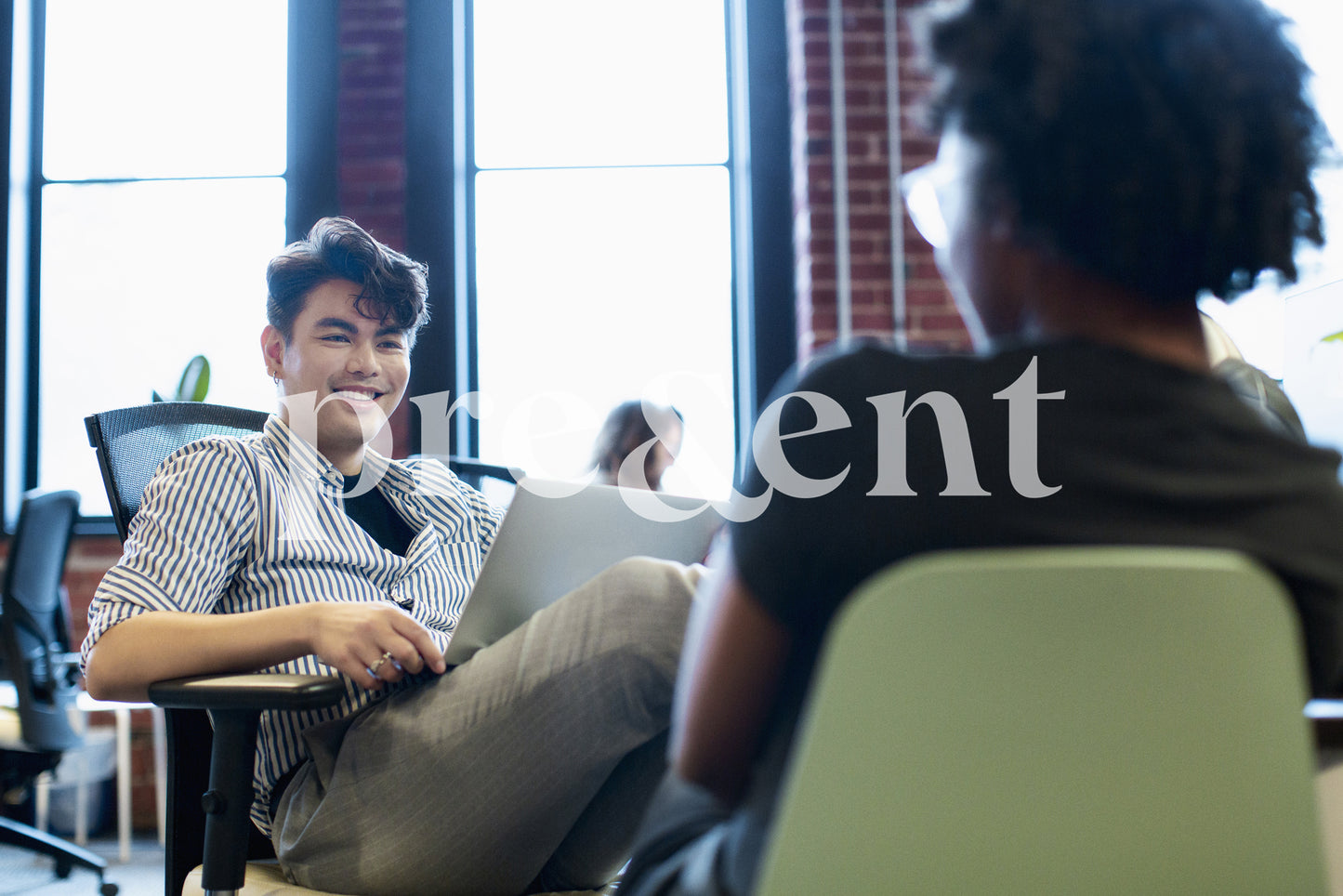 Discussion décontractée entre collègues