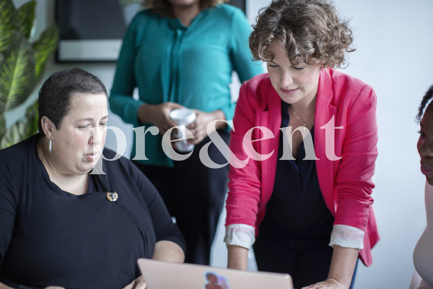 Personnes travaillant autour d'un ordinateur