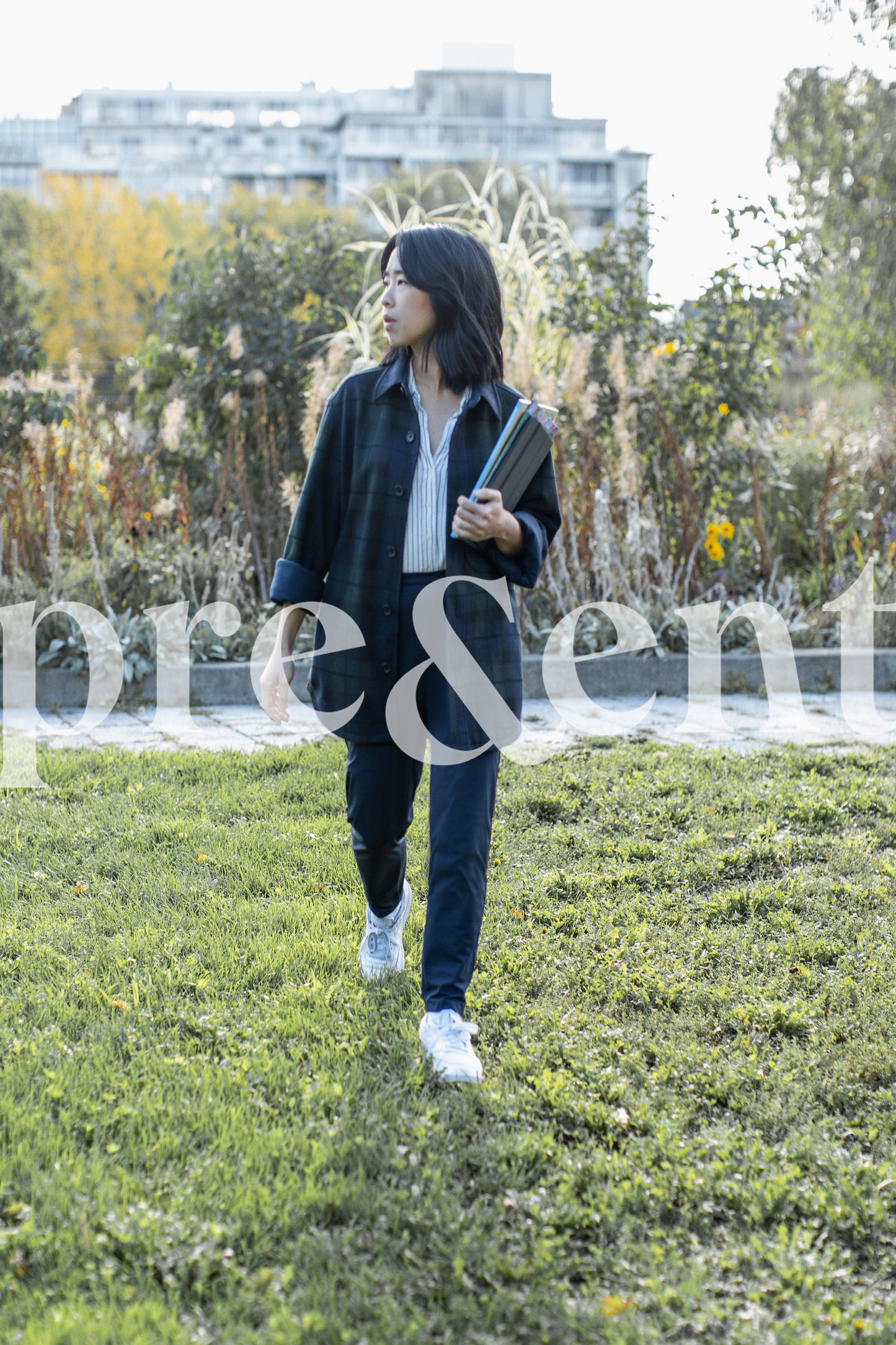 Personne qui marche dans un parc