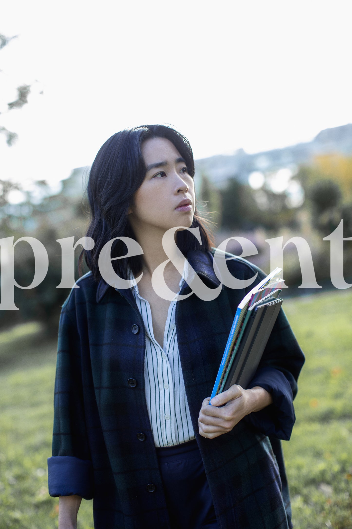 Personne qui marche dans un parc