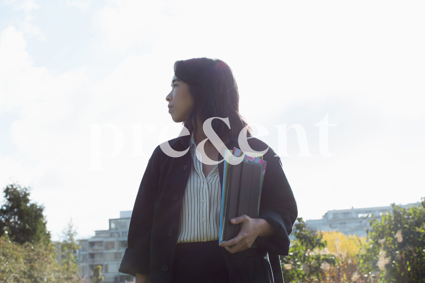 Personne qui marche dans un parc