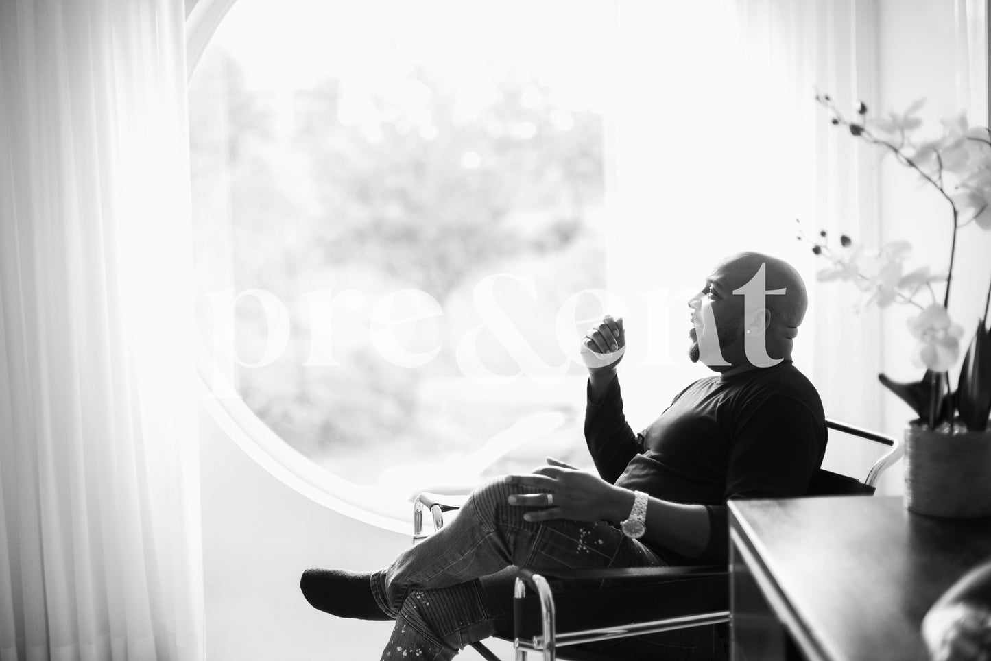 Personne assise, regardant joyeusement par la fenêtre