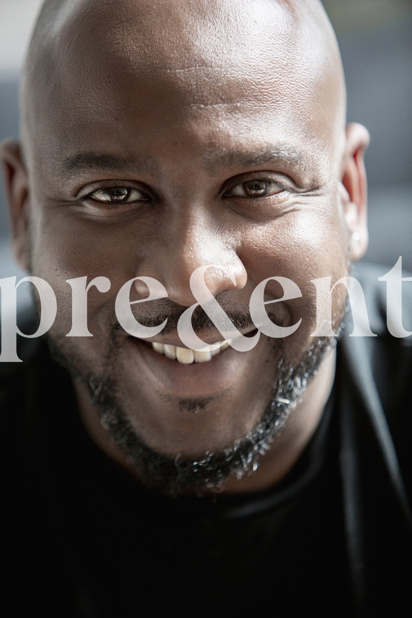 Portrait rapproché d'une personne souriante