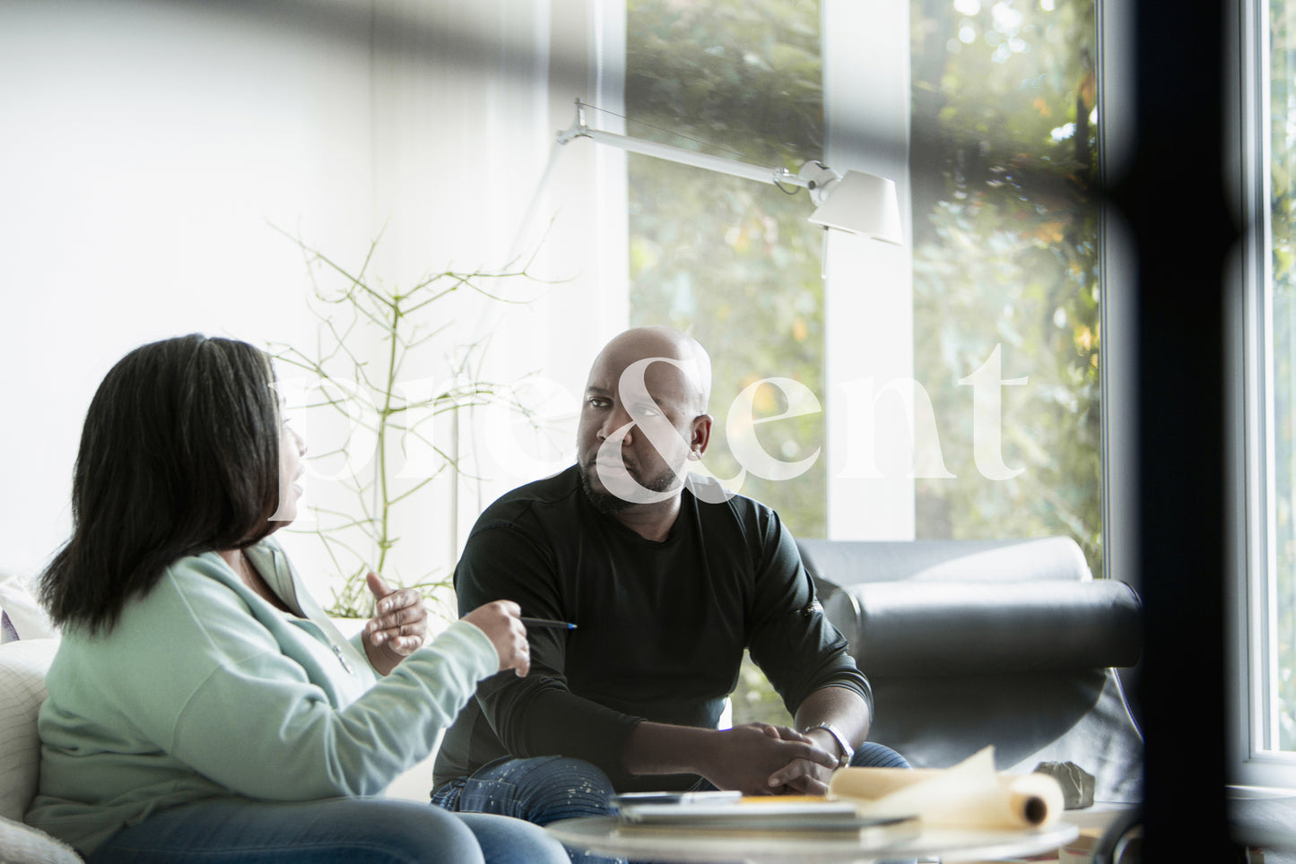 Personnes en conversation sérieuse