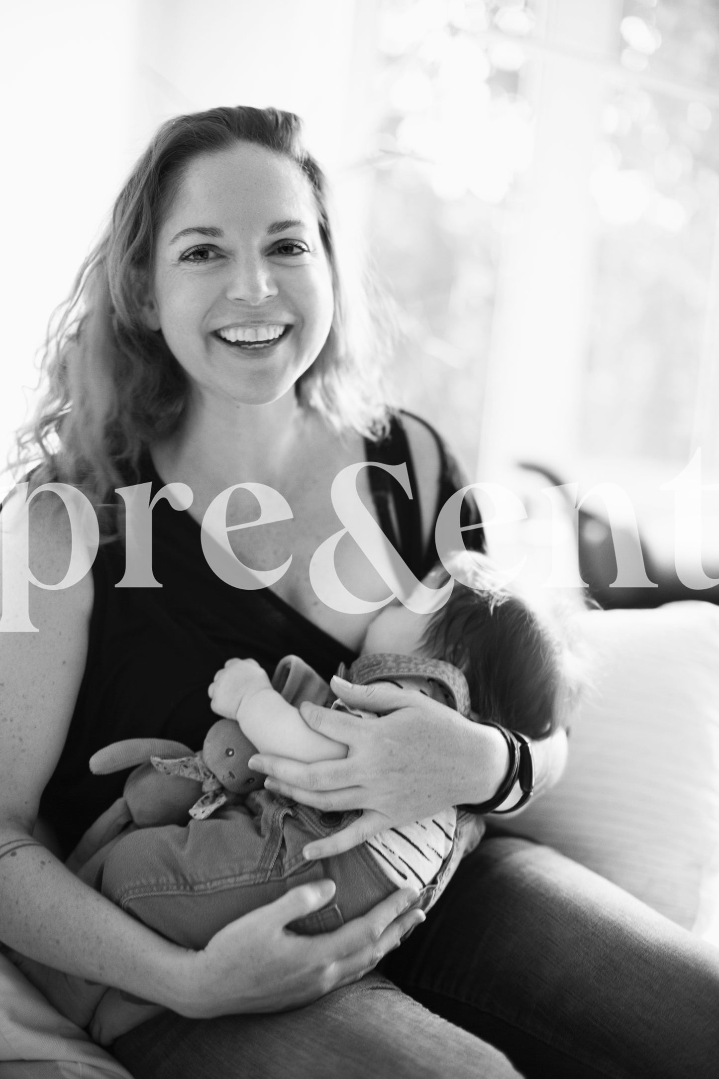 Parent souriant donnant le sein à son bébé