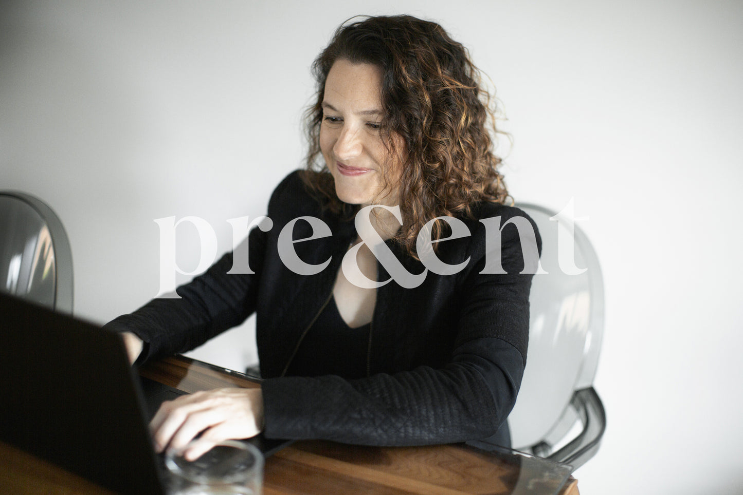 Quelqu'un de souriant en travaillant à l'ordinateur