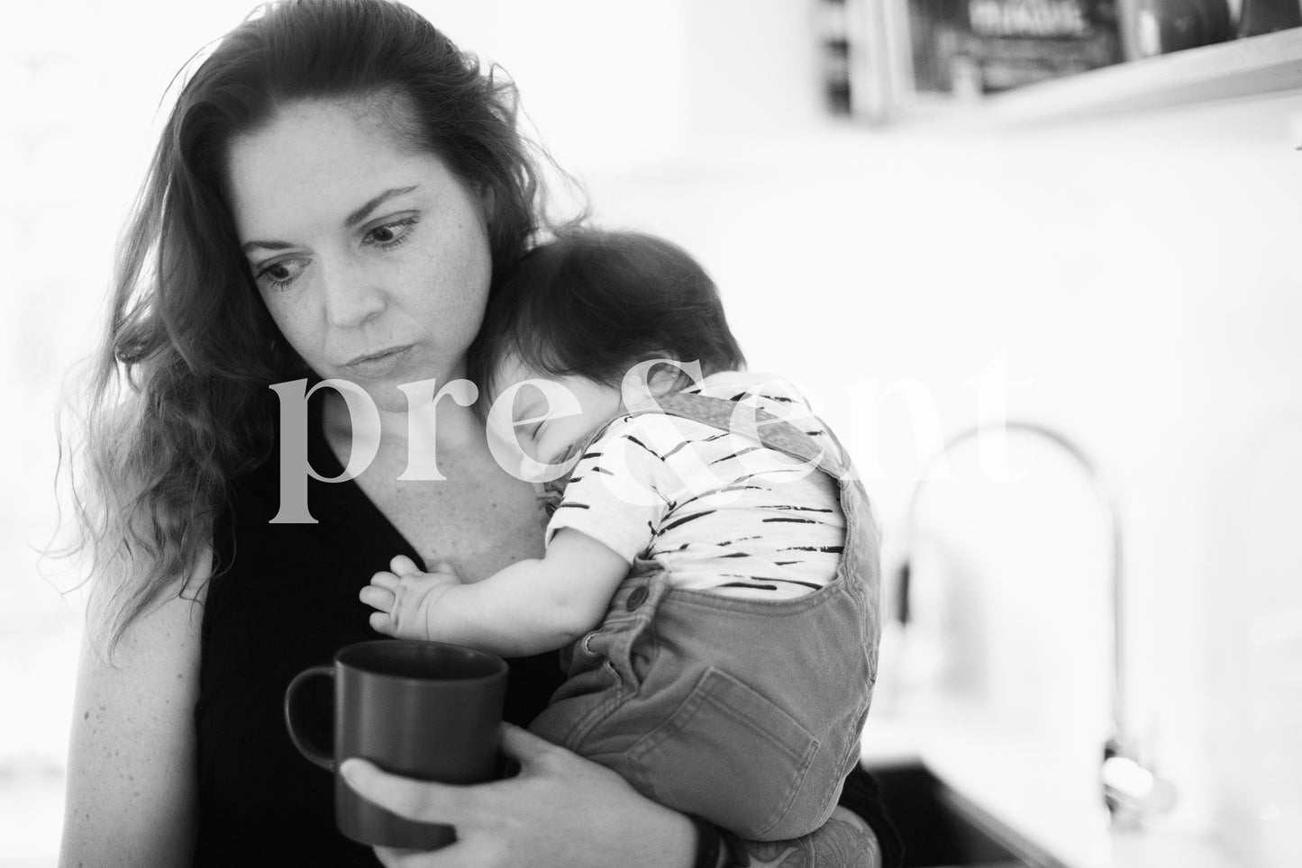 Parent tenant son bébé, l'air concentré