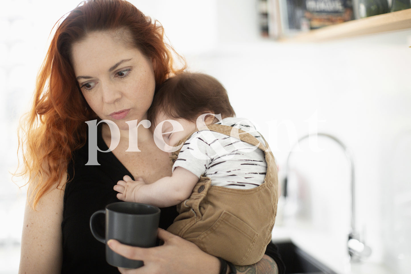 Parent tenant son bébé, l'air concentré