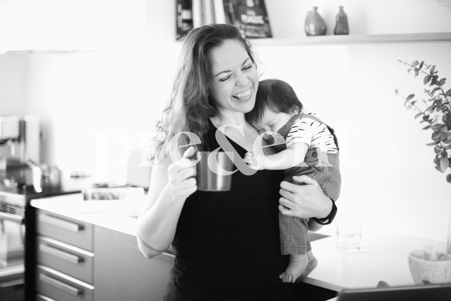 Parent heureux tenant son bébé endormi