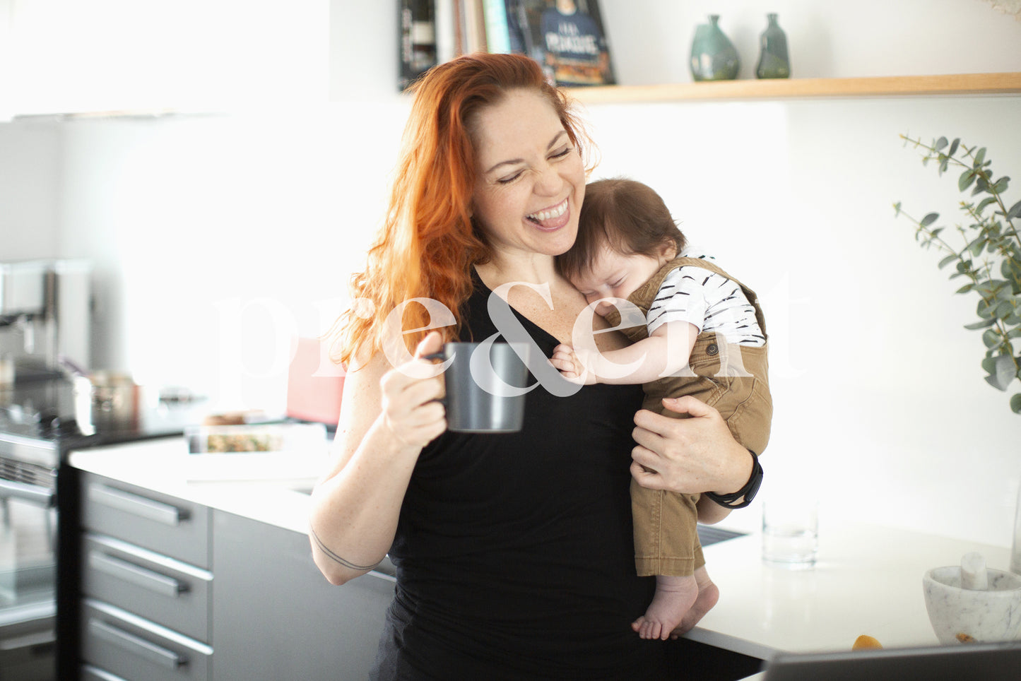 Parent heureux tenant son bébé endormi