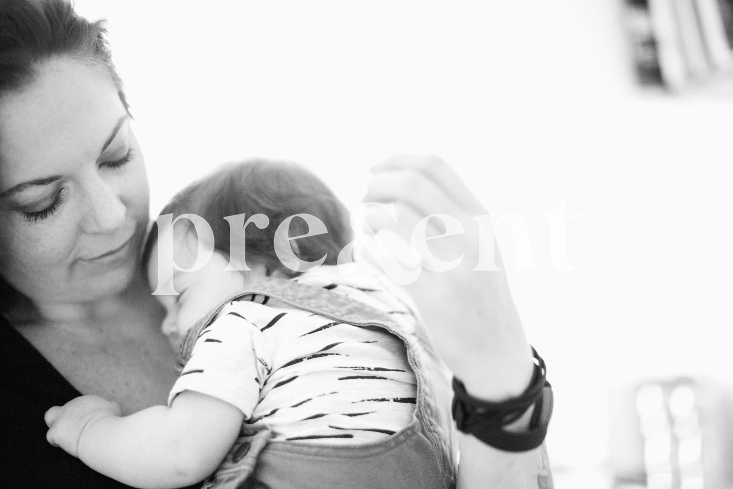 Bébé endormi dans les bras de son parent