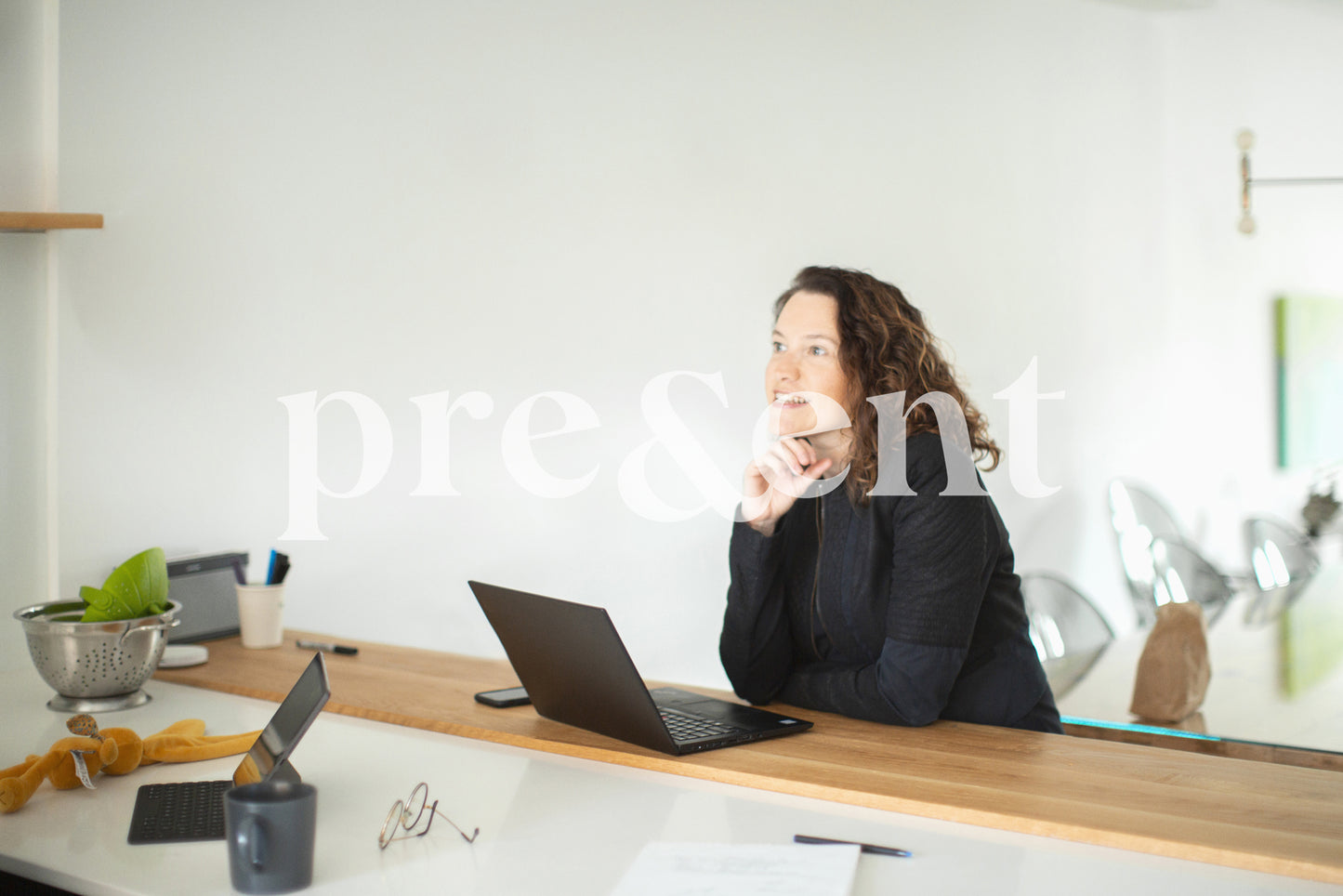 Travailler sur un ordinateur portable de la cuisine