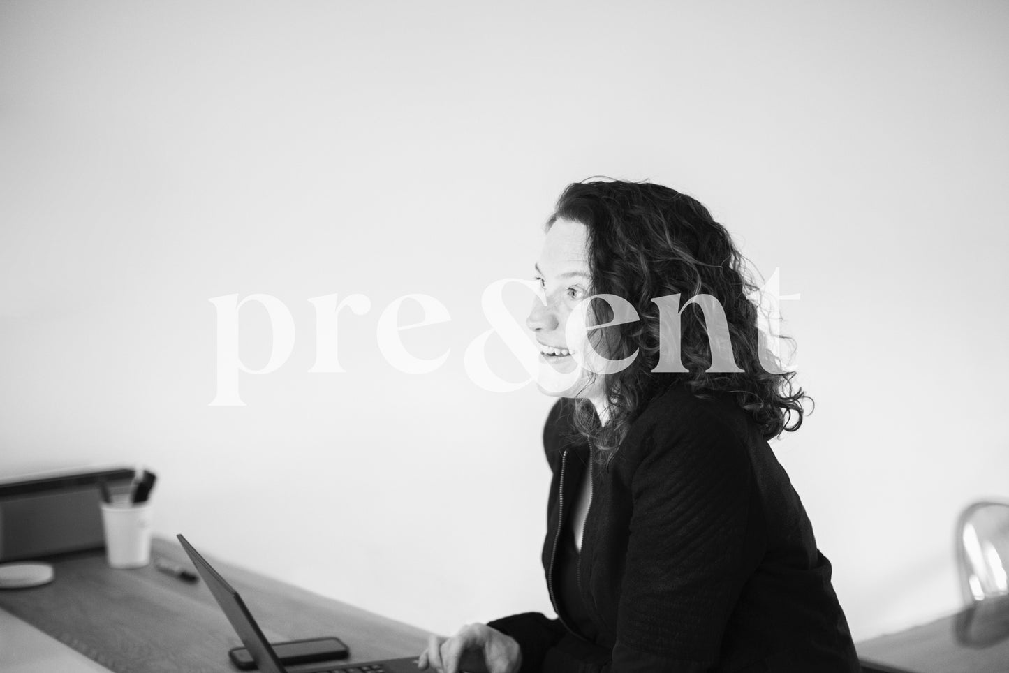 Personne souriante travaillant sur un ordinateur