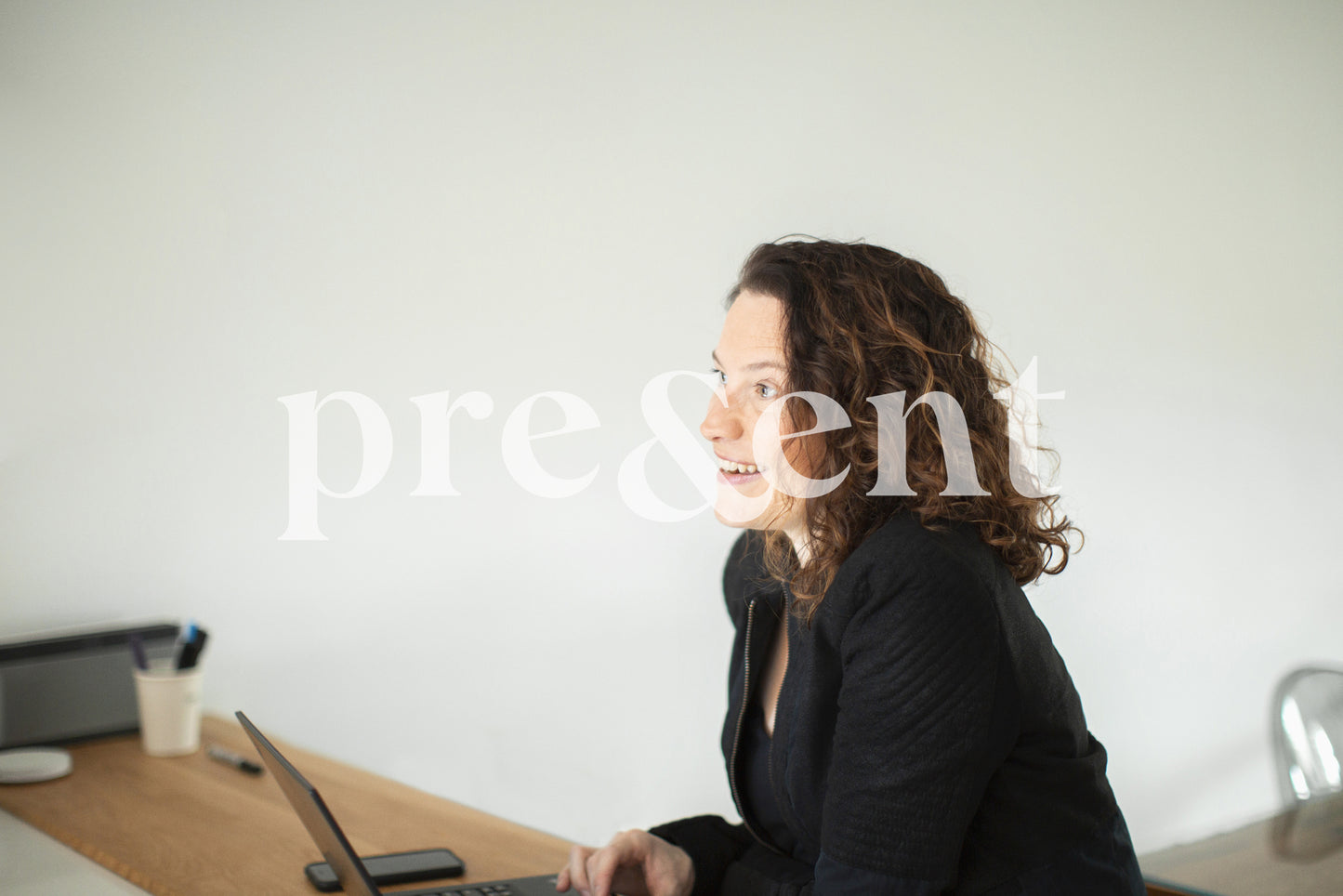 Personne souriante travaillant sur un ordinateur