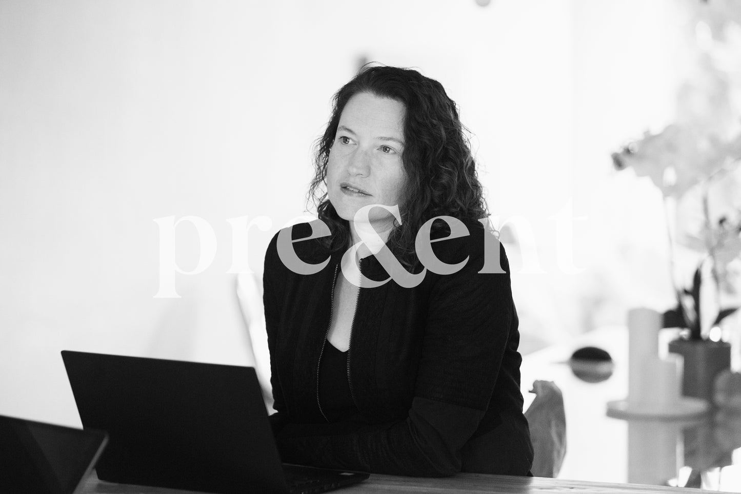 Personne qui écoute pendant une discussion