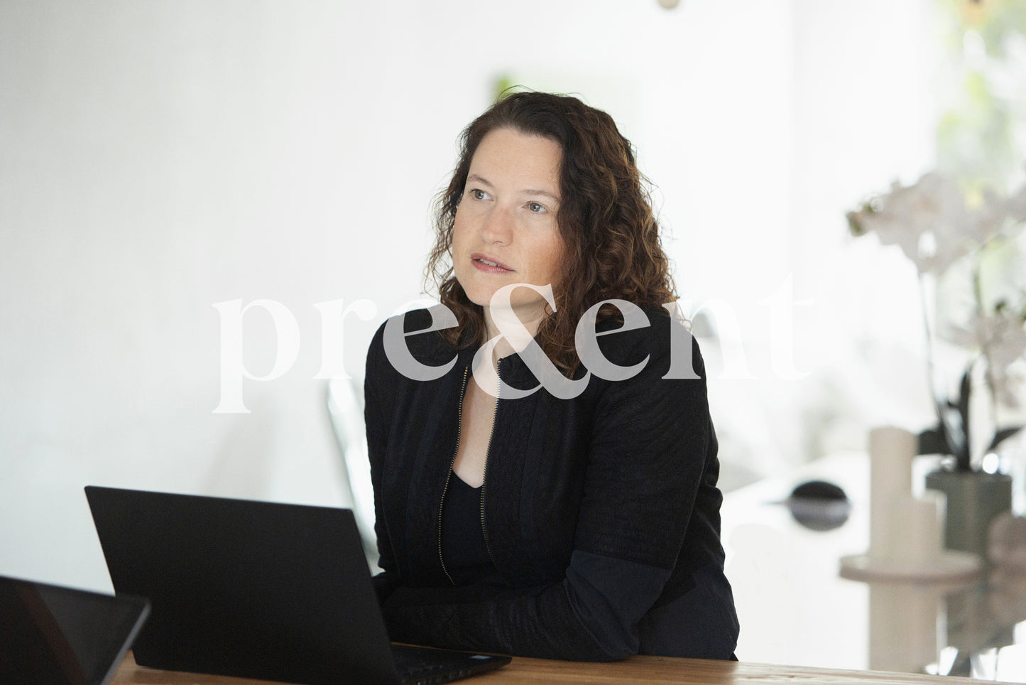 Personne qui écoute pendant une discussion