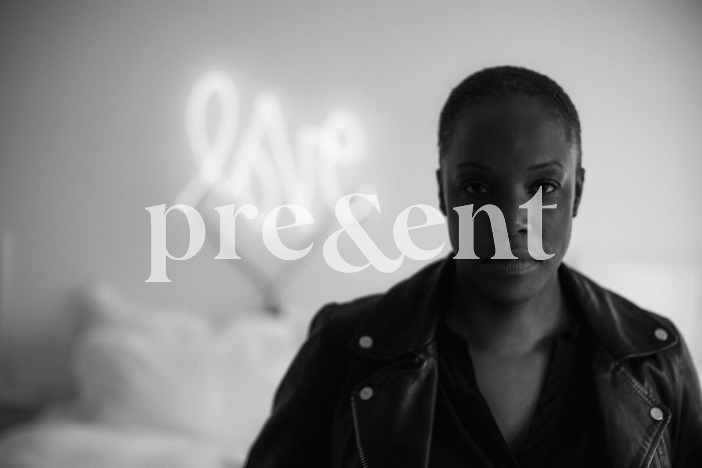 Portrait de quelqu'un devant une enseigne néon