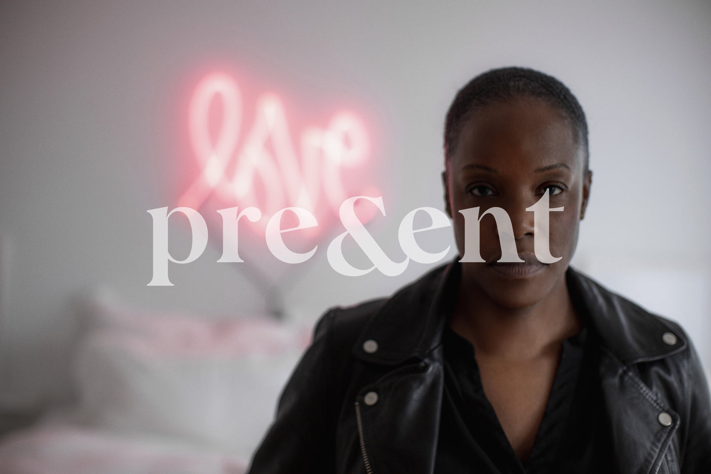 Portrait de quelqu'un devant une enseigne néon