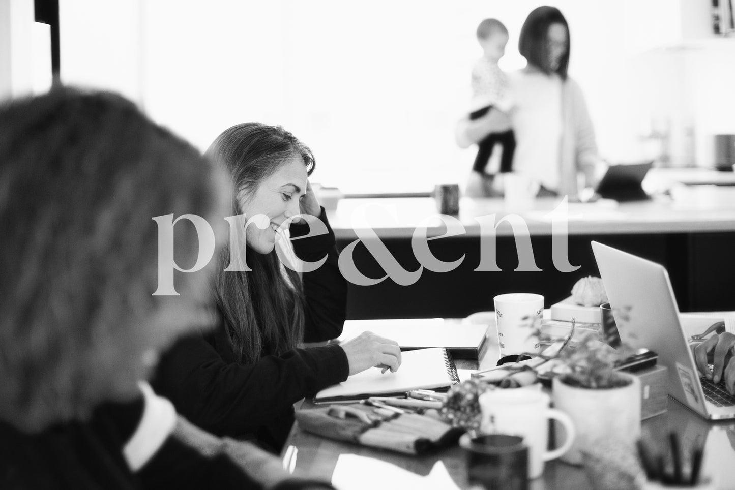 Amis travaillant ensemble