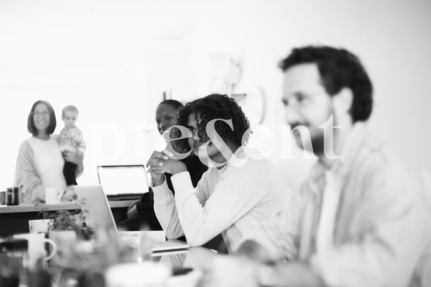 Groupe décontracté et attentif