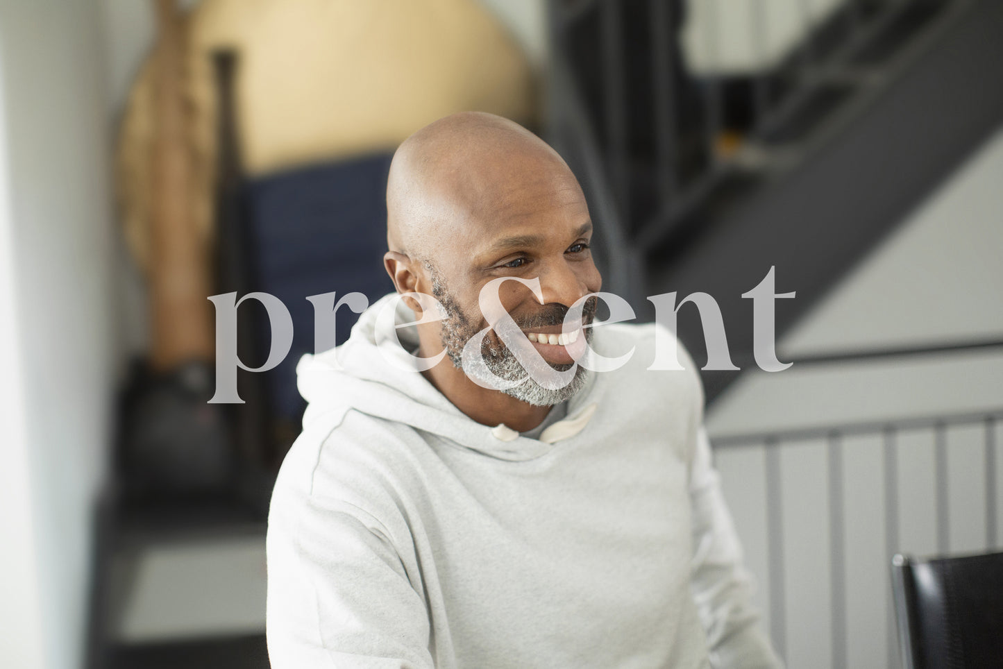 Personne souriante aux yeux bienveillants