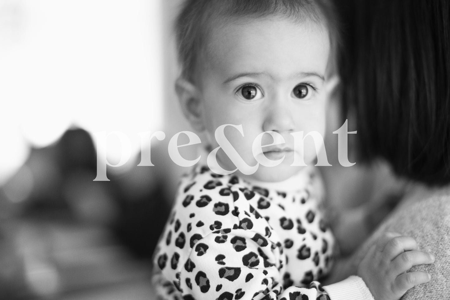 Jeune enfant tenu par son parent