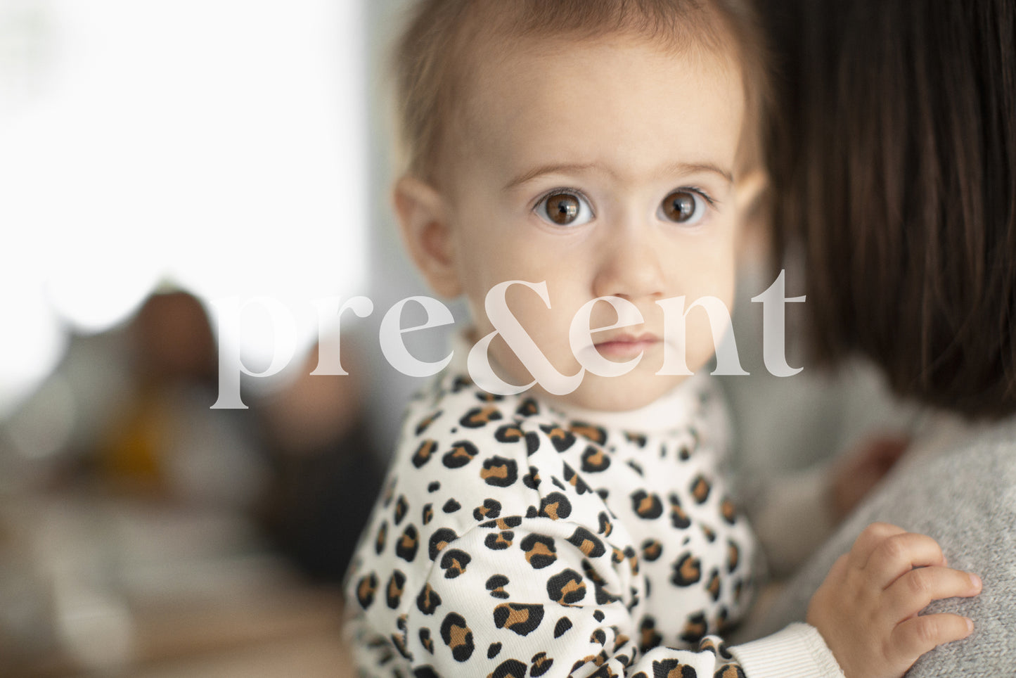 Jeune enfant tenu par son parent