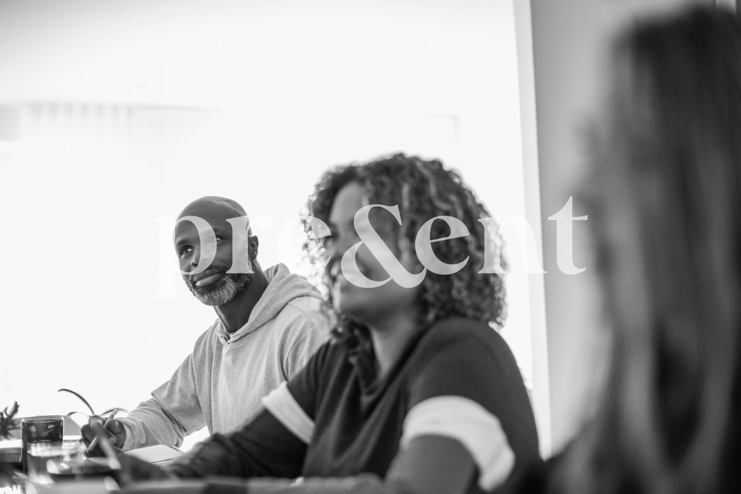 Groupe décontracté à l'écoute