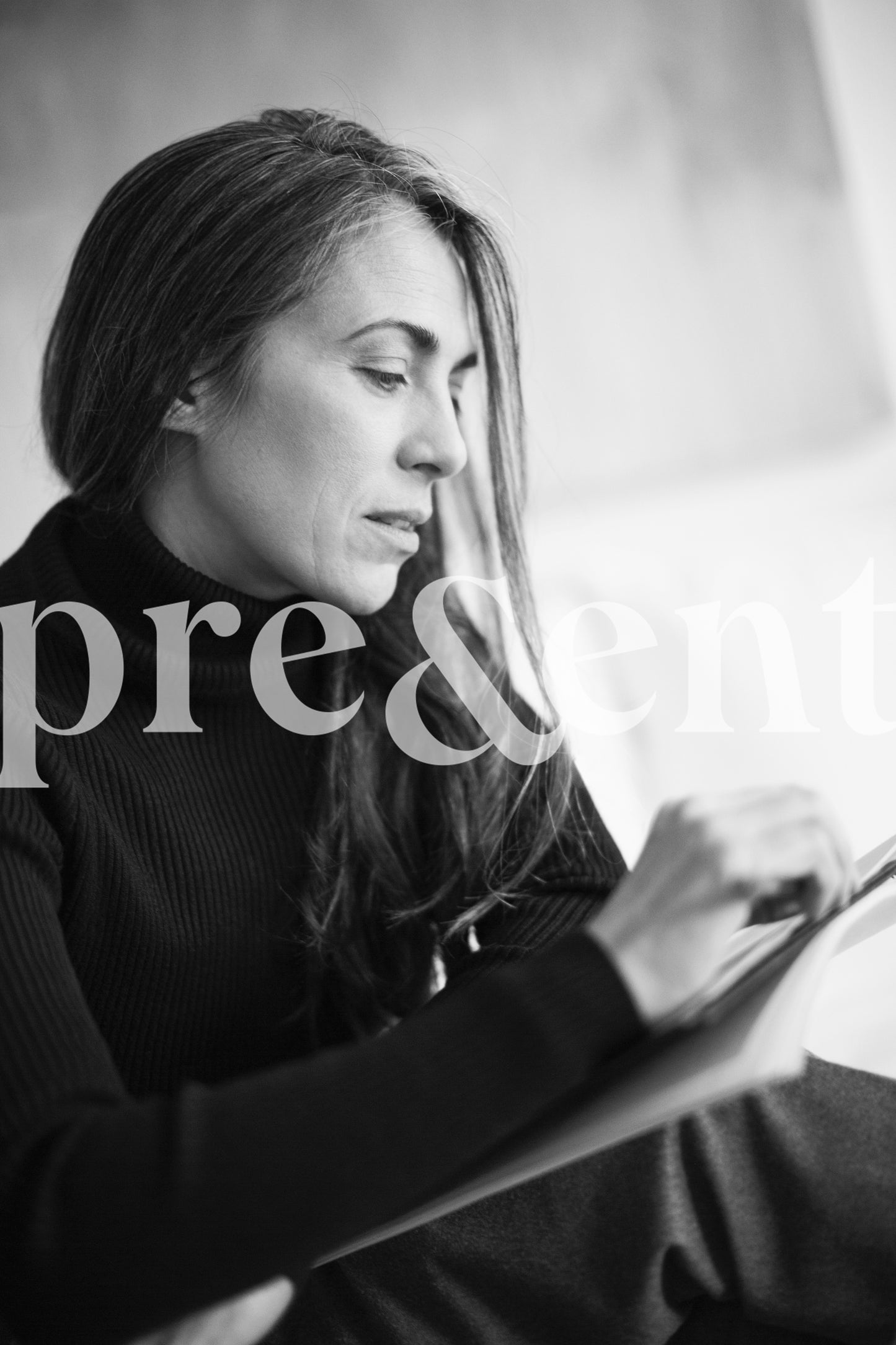 Artiste concentrée dessinant dans un cahier