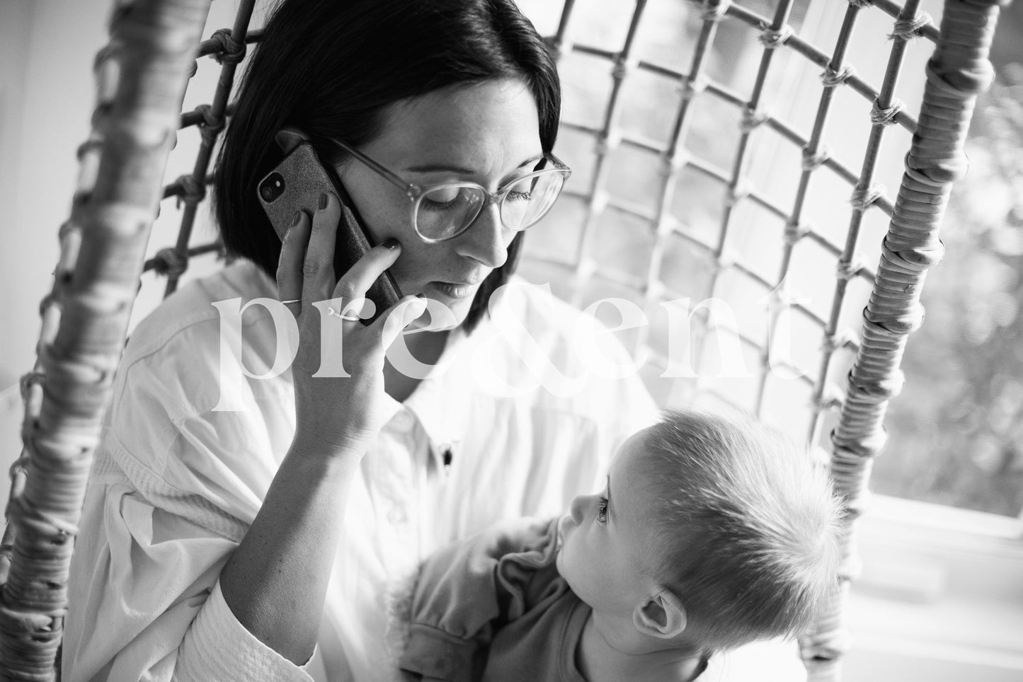 Parent au téléphone en portant son enfant
