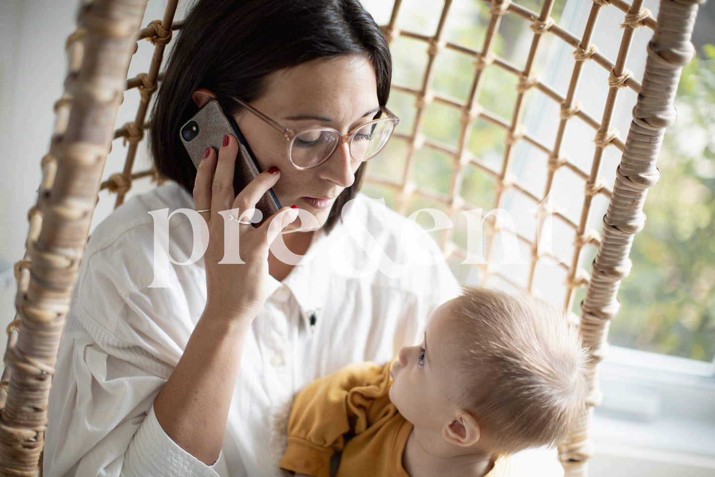 Parent au téléphone en portant son enfant
