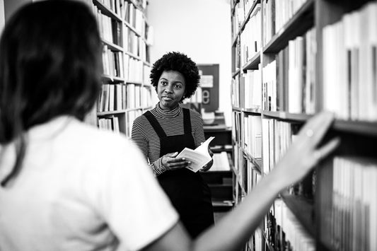 Conversation dans une bibliothèque