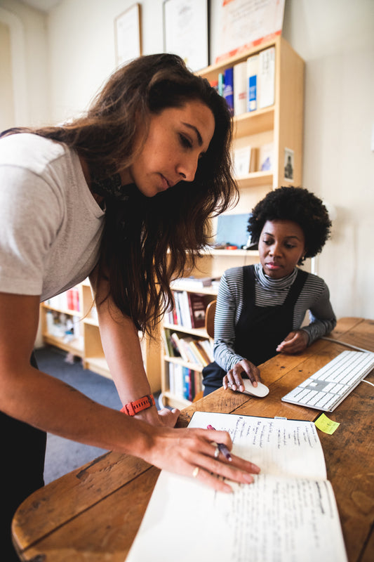 Personne prenant des notes au travail